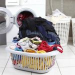 mengeringkan baju di rumah