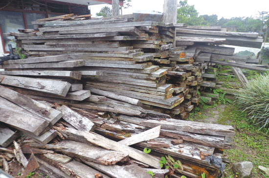 di wilayah tropis, proses dekomposisi sangat cepat terjadi sehingga aplikasi pengawetan kayu menjadi sangat vital.